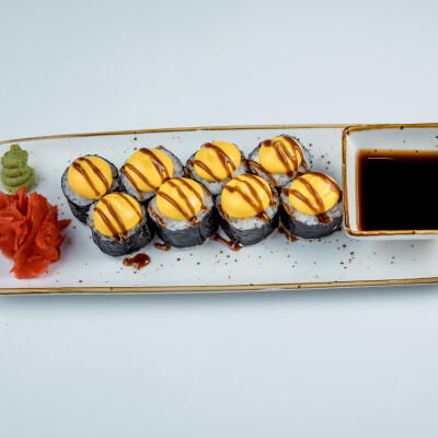 Ролл запеченный с семгой и сыром