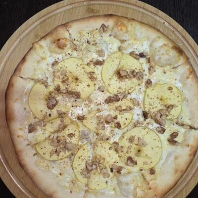 Пицца с яблоком и орехами